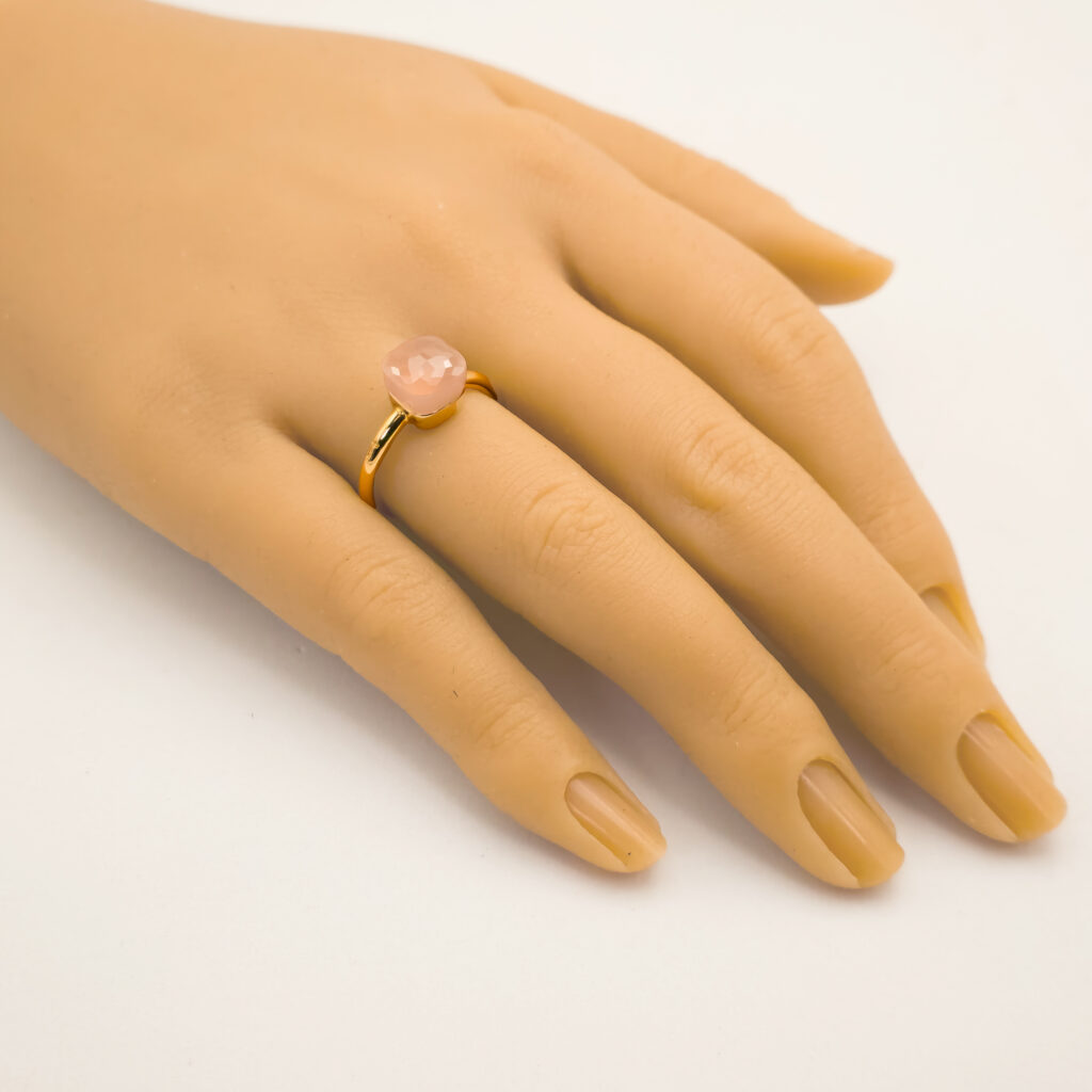 Main portant Magnifique bague Pomelatto de type Nudo en or rose surmonté d'un cabochon en quartz rose disponible à passion platine, bijouterie et joaillier créateur sur Annecy haute savoie