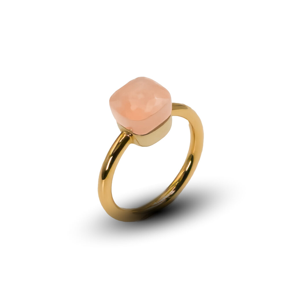 vue 03 Magnifique bague Pomelatto de type Nudo en or rose surmonté d'un cabochon en quartz rose disponible à passion platine, bijouterie et joaillier créateur sur Annecy haute savoie